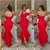 Estilo sirena de noche rojo fuera del hombro alto bajo simple vestidos de fiesta modestos espalda cremallera volante vestidos de fiesta formales por encargo