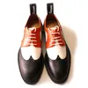 グッドイヤーブローグ彫刻靴の男性レースアップミックスカラーフォーマルなビジネスシューズハンドメイド本革のフラットメンズダービーシューズ