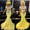 Stunning Crystal Beaded Prom Klänningar Gul utanför Axel Ärmlös Mermaid Party Dress 2017 Charmiga långa kvällsklänningar med spetsar