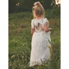 Bohemian Flower Girl Sukienki na Wesela 2017 Tanie Koronki Klejnot Krótki Rękaw Łuk Cut Out Back Herbata Długość Pierwsza Komunia Dress EN4216