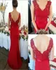 Roter V-Ausschnitt lange Meerjungfrau Brautjungfer Kleider ärmellos Rückenbedeckte Button Sweep Zug Abendkleider mit Applique Custom Made Gowns