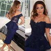 Vintage 2017 blu scuro in raso con spalle scoperte abiti per la madre della sposa sexy applique in pizzo perline peplo lunghezza tè abito da madre dello sposo EN2231