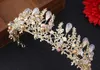 Gold Princess Headwear Chic Bridal Tiaras Akcesoria Oszałamiające Kryształy Perły Ślubne Tiarasy i korony 15 * 5,5 cm H88