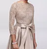 Chic High Low Abiti per la madre della sposa Pizzo con paillettes Maniche lunghe Una linea Satin Plus Size Abito da sera per matrimoni