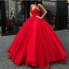 Seksowna Czerwona Balowa Suknia Prom Sukienka Glamorous V-Neck Bez Rękawów Szorca Backless Red Dywan Suknia Stylowa Puffy Tulle Długość Piętro Długość Suknie Wieczorowe