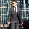 Nowy styl Dark Grey 3 Piece Garnitur Mężczyźni Smokingi Ślubne Doskonały Groom Tuxedos Men Business Dinner Prom Blazer (Kurtka + Spodnie + Kamizelka + Kamizelka) 882