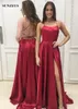 Röd Long Prom Klänningar Baklösa Sexiga Tjejer Party Dress Enkel Spaghetti Straps Criss-Crossed Back Special Occasion Klänning med Slit