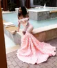Gorgeous Pink Mermaid Prom Dresses Lace Off Ramię Długie Rękawy Suknie Wieczorowe Ruched Kwiat Długi pociąg Południowoafrykańskiej Formalnej Party Dress