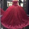 2018年のブルゴーニュオフ肩のQuinceaneraのドレスのアップリケのレースの甘い16ドレスプラスサイズの大きさのマスカレードボールガウンQ24