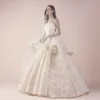 Wunderschöne Spitze-Ballkleid-Hochzeitskleider, modisches, trägerloses, ärmelloses Schößchen-Hochzeitskleid mit voller Spitze, maßgeschneidertes bodenlanges Hochzeitskleid