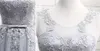 Élégant gris clair mère de la mariée robes longueur de thé plis tulle avec appliques scoop dentelle dos ouvert avec fermeture à glissière à lacets