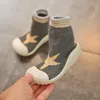 Nyfödda barnskor Toddler Kids First Walk Prewalker Spädbarn Stickad Woolen Sock Skor Mjukt och bekvämt Gummi Yttersula för baby sneakers