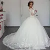 Abito da ballo di lusso Abiti da sposa con spalle scoperte Manica lunga Sweep Train Abiti da sposa con applicazioni in pizzo Abito da sposa taglie forti