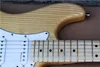 Chitarra elettrica color legno naturale con battipenna bianco, corpo in frassino, pickup 3S, hardware cromato, che offre servizi personalizzati