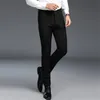 Covrlge 2018 Verano Hombres Pantalones largos Moda Solid Slim Fit Man Business Pantalones casuales Alto Elástico Pantalones Masculinos Múndos MKZ005