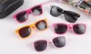 2018 Vendi 20 pezzi interi occhiali da sole in plastica classici retrò vetri da sole quadrati per donne uomini adulti per bambini mixars7211704