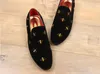 Modedesign pekade tå formella affärsklänningskor lyxiga slip-on män bröllop casual rökande tofflor loafers klassiska 4 säsonger vår höst vandring lägenheter n47