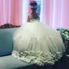 2018 Flower Girls Dresses 귀여운 먼지가 많은 핑크 꽃잎 아플리케 크리스탈 스파게티 스트랩 공주님 긴 튤레 아이 생일 소녀 미식가 가운 착용