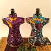 Kinesisk stil cheongsam jul flaska täcke vinpåsar bord dekoration silke brocade vinflaska kläder grossist passar 750ml 50pcs / parti