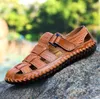 2018 Projektant Styl Man Sandals Casual Płaskie Obcasy Split Skórzany Mężczyzna Retro Plaża Pluszcze Męskie Roman Summer Buty