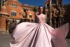 Klasyczne blady Lavender Prom Dresses Sexy Sheer Dekolt Koronki Appliqued Długie Suknie Wieczorowe Glamorous A-Line Satin Party Suknie Formalna Sukienka