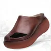 В целом и розничной розничной платформе Summer Women Sandals Slipper 2020 Новый летний склон досуга с увеличением подлинных кожаных сандалий Wom242m