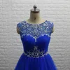 Royal Blue Short Graduation Prom Klänningar 2018 Sheer Bateau Neck med Cap Sleeves Tulle Crystal Ruched Hollow Back med dragkedja Billiga