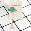 Miss Zoe Cartoon Saturn Planet Astronaute Sailing Rabbit Metal Brooch Pins Chaîne Bouton Pin Denim Veste Badge Badge Gift Bijoux