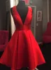 2018 Unique Retour Conception Rouge Robes De Cocktail Une ligne Satin Col En V Arcs Court Club De Bal Robe De Retour Pas Cher Parti Robes De Soirée