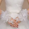 Brudutflyktslängd Korta Eleganta Fingerless Lace Appliques Brudhandskar Handslitage Bröllop Tillbehör 2018