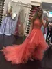 2018 Nuevos vestidos de fiesta de coral Vestidos de noche elegantes sin mangas con cuello en V Cremallera trasera Vestido de fiesta por encargo con gradas Hi-Lo con apliques de encaje