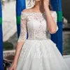 Vintage Lace Ball Gown Bröllopsklänningar 2019 Bateau Neckline Halv Ärmar Illusion Bodice Tulle Appliques Brudklänningar med täckta knappar