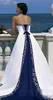 Hetaste vintage en linje vit och kunglig blå satin bröllopsklänningar broderi strapless spets-up strand brudklänning snabb leverans 2018