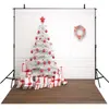 Merry Xmas fotografi bakgrund tryckt vit vägg krans röd bollar julgran presenterar familjefest foto bås bakgrund
