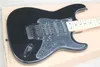 Chitarra elettrica nera con battipenna nero, 24 tasti, pickup SSH, Floyd Rose, tastiera in acero, personalizzabile su richiesta