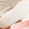 Nouvelles chaussures de yoga pour femmes printemps automne zapatos femmes pantoufles intérieures femmes chaussures à la maison plume motif6160731
