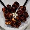 Collana barocca fatta a mano con fiori in madreperla marrone e pelle intrecciata