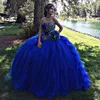 2018 Nuevo vestido de fiesta azul real Vestidos de quinceañera Fuera del hombro Volantes Parte inferior Vestido de desfile para jóvenes Princesa Organza Dulce 16 D283W