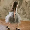 2020 Asymmetriska blommaflickor klänningar för bröllop med applikationer Kids Formell Wear Jewel Tulle Short Princess Party Gowns