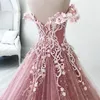 Luxury Pearls Applique Tulle Aftonklänning Av Skulder Petal Fjäder Kändis Party Dress Fluffy Ball Gown Gorgeous Dubai Prom Klänningar