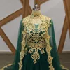 2020 Robes de soirée vert émeraude avec Cape Gold Lace Appliqued Court Train Halter Neck Robes de soirée formelles pour femmes Wea236g