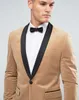 Más nuevo Beige Groomsmen Shelfl Lapel One Button (Jacket + Pants + Tie) Groom Tuxedos Groomsmen Best Man Suit Hombre Trajes de boda para novio