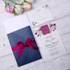 Nuevo estilo 3 pliegues Boda azul marino Tarjetas de invitaciones con cintas de Borgoña para la boda de la ducha nupcial compromiso cumpleaños graduación de la graduación Invitación