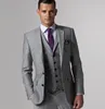 Anpassa Slim Fit Groom Tuxedos Groomsmen Ljusgrå Side Vent Bröllop Bästa Man Suit Mäns Passar (Jacka + Byxor + Vest + Tie) 001