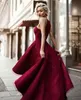 Seksowne Burgundia Prom Dresses 2018 Ball Suknia Halter Bez Rękawów Wysoka Niska Koronka Tulle Damska Formalna Tuxedo