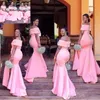 ピンクのアフリカの花嫁介添人ドレスオフショルダーサテンサイドスプリットマーメイドメイドの名誉ドレスレースアップリケプラスサイズの結婚式のゲストドレス