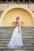 2018 Blue White Floral Tulle Aftonklänningar Sheer Neck Cap Sleeves Ribbon Sash Backless Formal Prom Klänningar Lace Up