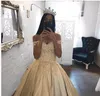 2018 Ouro Barato Quinceanera Vestidos de Noite Vestidos de Baile Fora do ombro Mangas Curtas Rendas Applique Cetim Flores Doce 16 Vestido de Festa de baile