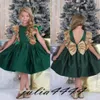 2019 Emerald Green Flower Girls 'Dresses Little Girls Födelsedag Klänning Knee Längd Guld Sequined Big Bow Sleeves Custom Made Kids