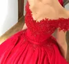 Blygsam av axelröd bollklänning quinceanera klänningar applikationer pärlstav satin korsett prom klänningar söta 16 klänningar vestidos de quin203m